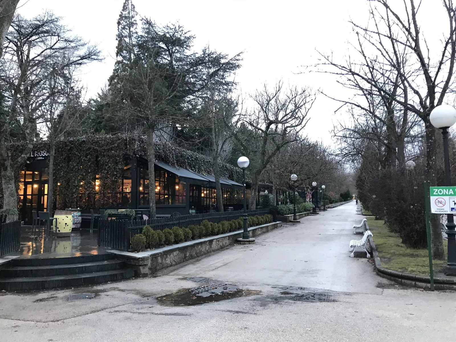 Paseo de la Alameda de Cervantes en Soria, junto a una terraza y la zona peatonal
