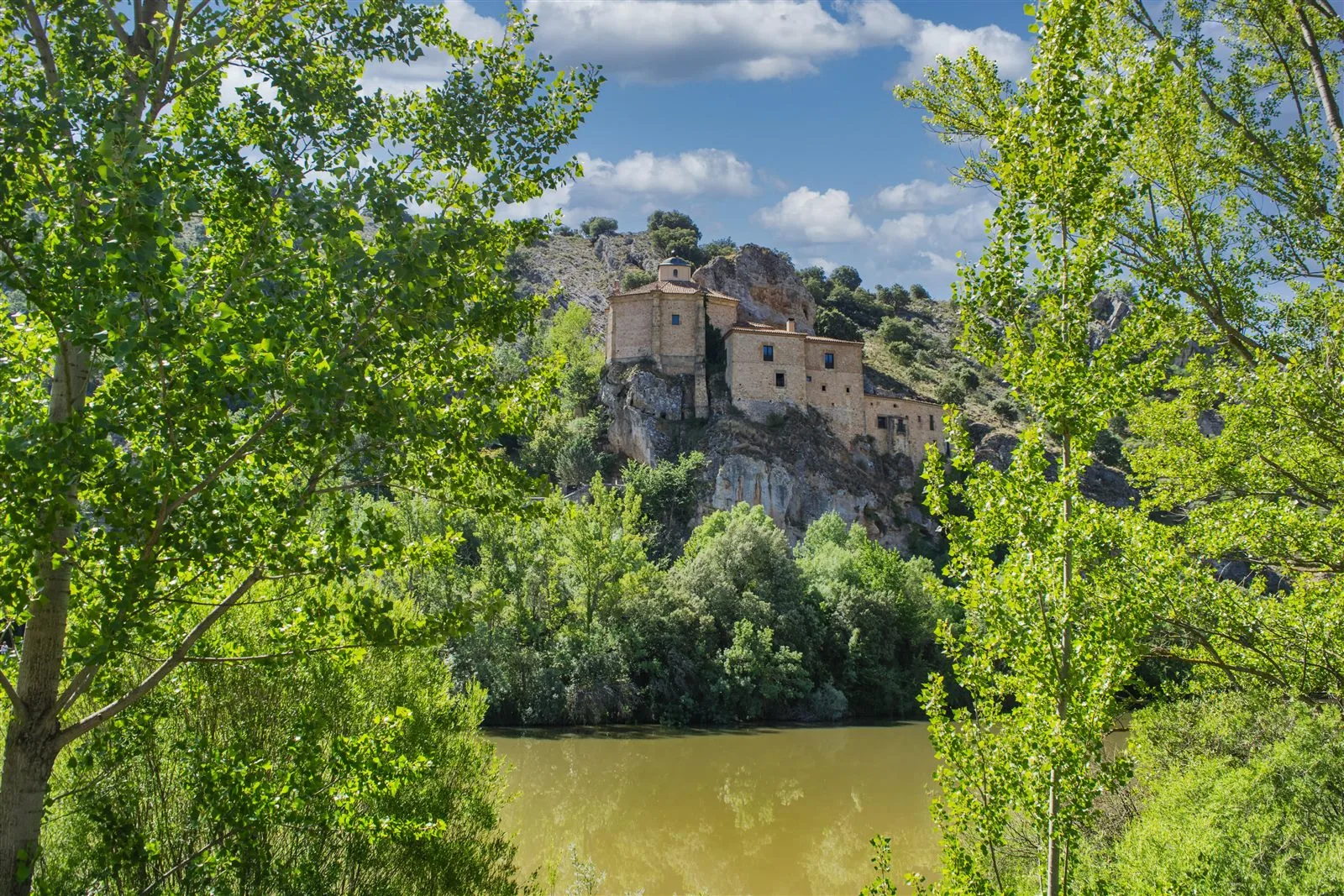 Ermita de San Saturio, tallada en la roca junto al río Duero en Soria
