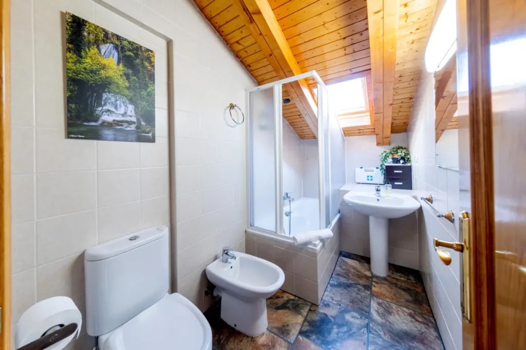 Baño completo con inodoro, bidé y lavabo