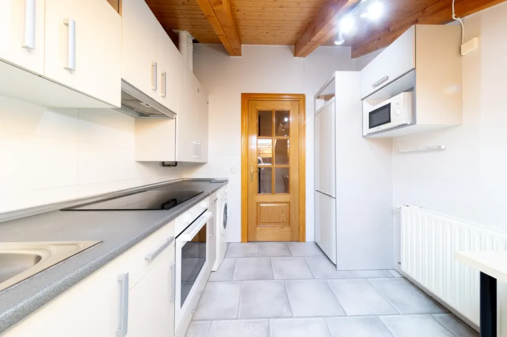 Cocina alargada con encimera y electrodomésticos