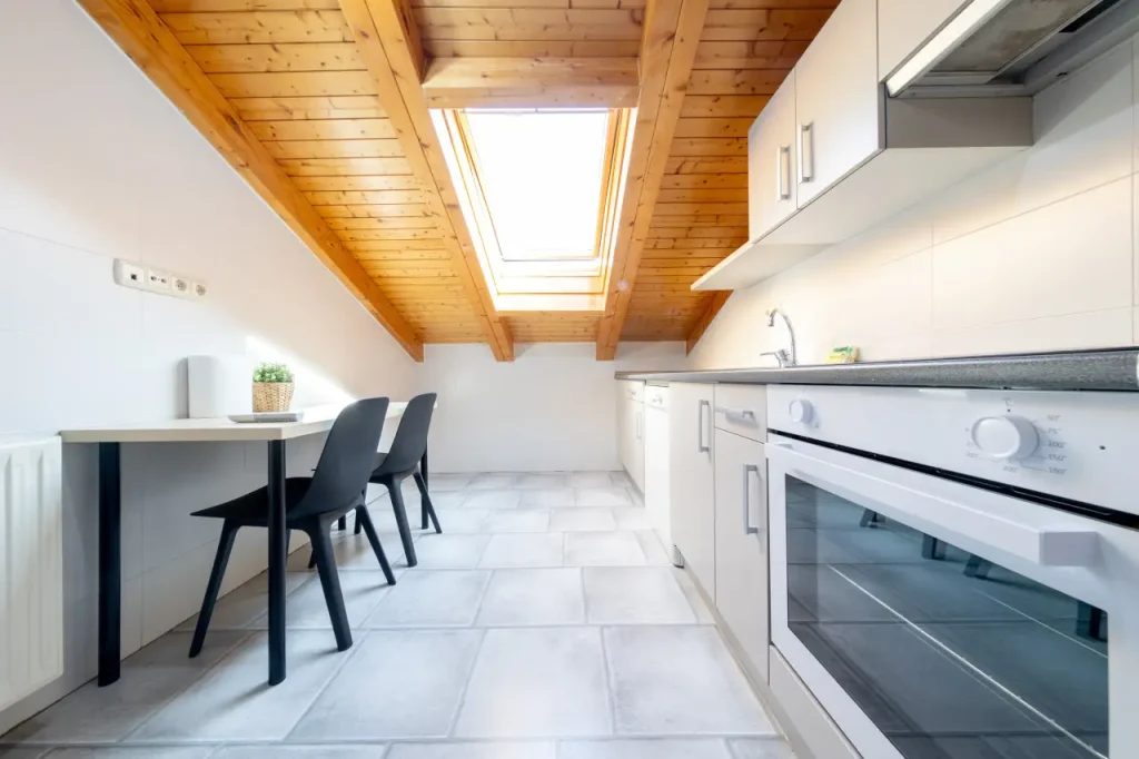 Cocina con horno, vitrocerámica y mesa auxiliar