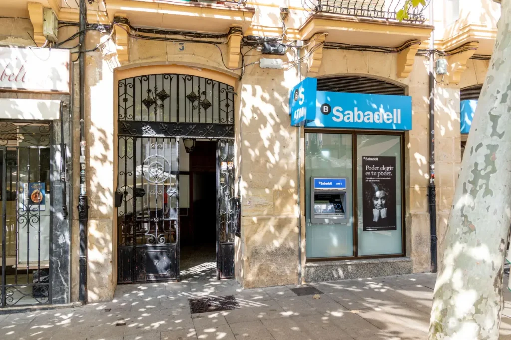 Calle porticada del centro, a un paso del apartamento