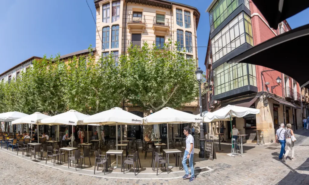 Edificios del casco antiguo y terrazas frente al apartamento