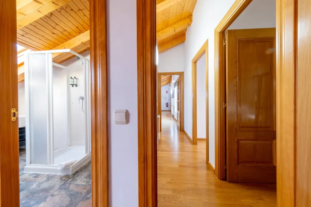 Pasillo con acceso al baño con ducha