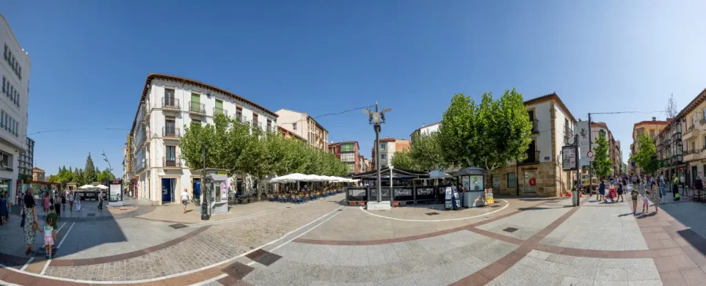 Vista panorámica de la plaza con las terrazas junto al apartamento